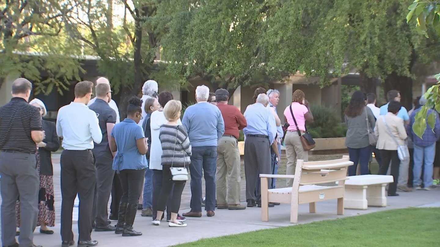 Long lines at Church of the Beatitudes in Phoenix (Source: KPHO/KTVK)
