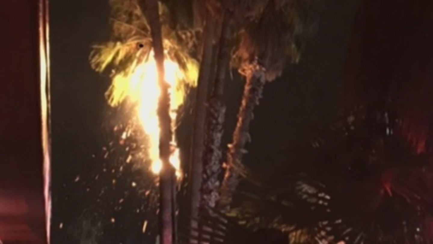 Neighbors Dodge Bullet After Lightning Strike Sparks Fire 3tv Cbs 5 