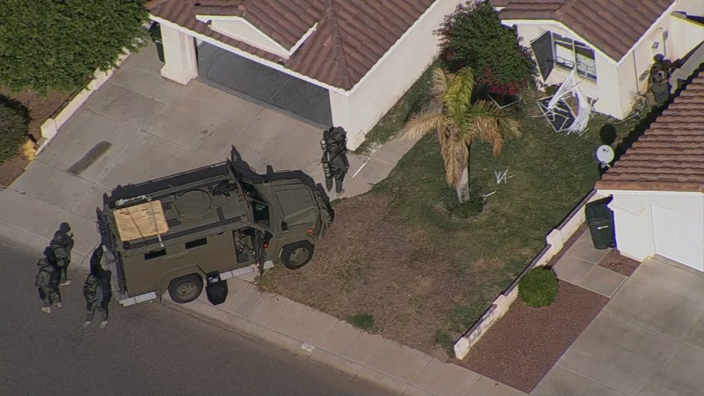 SWAT officers surround house in west Valley - 3TV | CBS 5